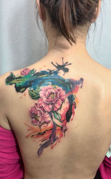 点击大图看下一张:美女背部漂亮的花纹身