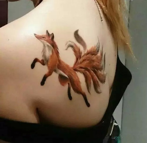 点击大图看下一张：女性背部九尾狐纹身