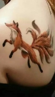 女性背部九尾狐纹身