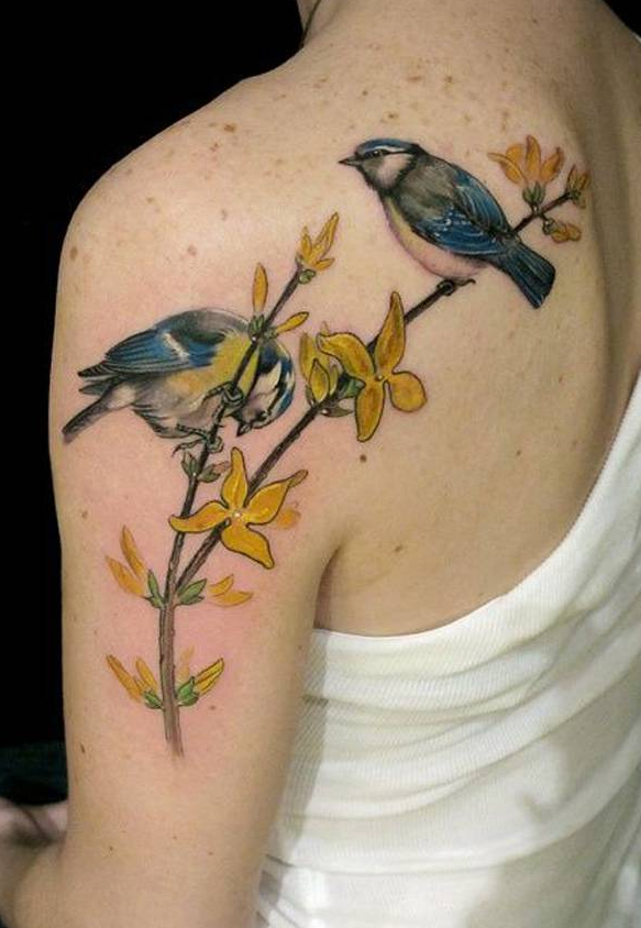 点击大图看下一张：披肩树枝小鸟纹身图案