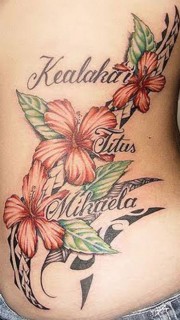 女性腰上漂亮的花卉纹身