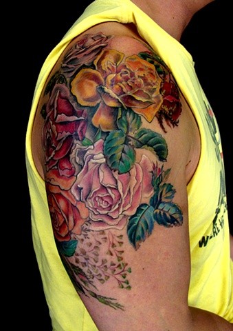 点击大图看下一张：男士手臂彩色玫瑰纹身图案