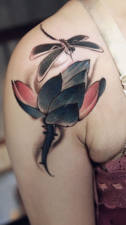 女性肩部蜻蜓莲花纹身图案