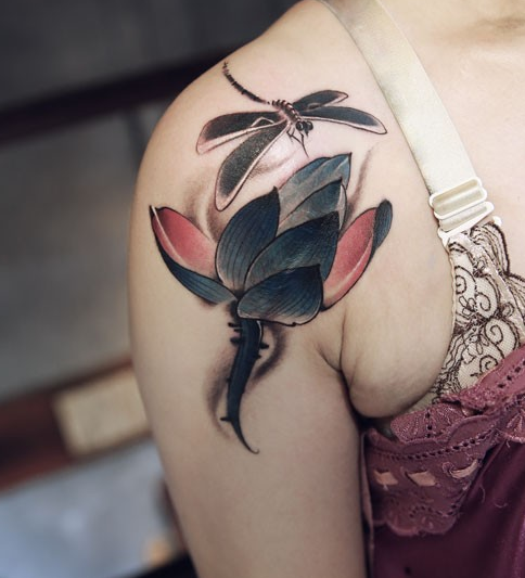 点击大图看下一张：女性肩部蜻蜓莲花纹身图案