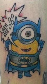 蝙蝠侠服装的可爱小黄人纹身