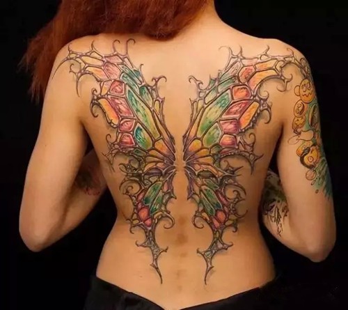 点击大图看下一张：女性满背漂亮的蝴蝶翅膀纹身图案