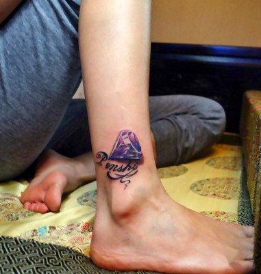 点击大图看下一张：脚踝漂亮的紫钻纹身图案