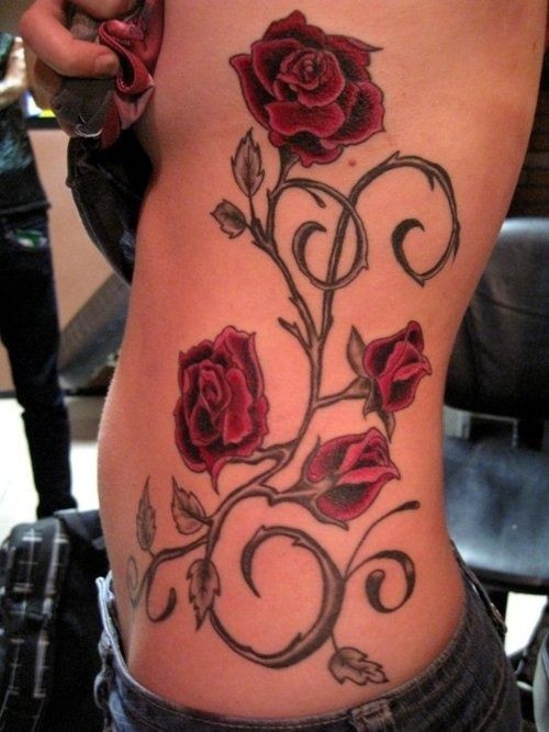 点击大图看下一张：女性腰部红色玫瑰纹身图案
