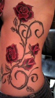 女性腰部红色玫瑰纹身图案