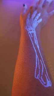 炫酷的手臂骨骼荧光纹