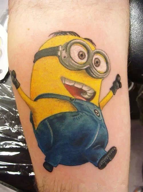 点击大图看下一张：小腿可爱的小黄人纹身图案