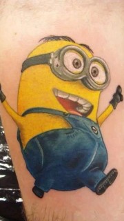小腿可爱的小黄人纹身图案