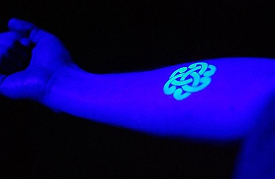 点击大图看下一张：手臂上闪闪的荧光纹身