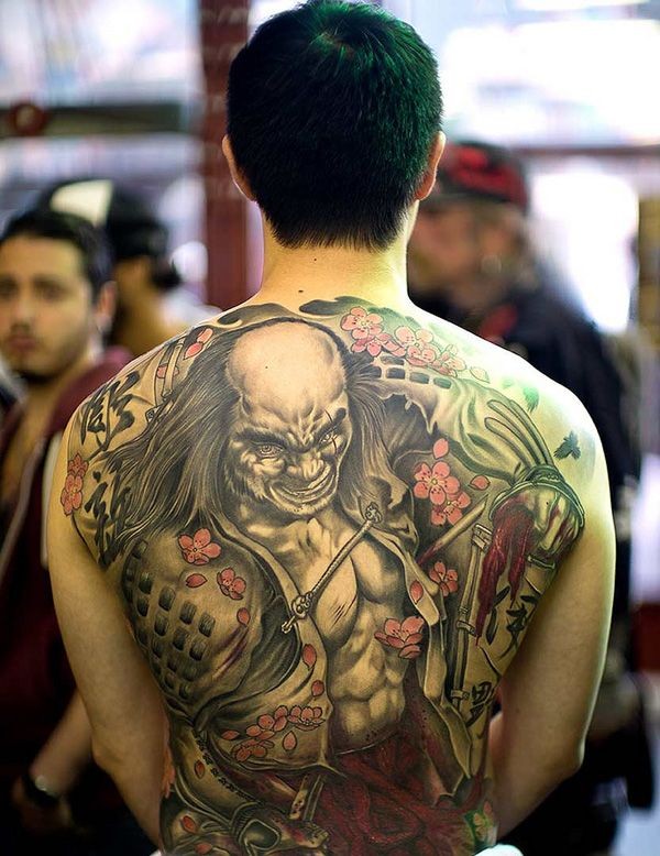 点击大图看下一张：男士大气时尚的满背纹身图案