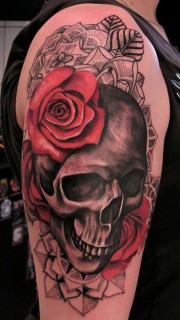 大臂骷髅红玫瑰刺青图案
