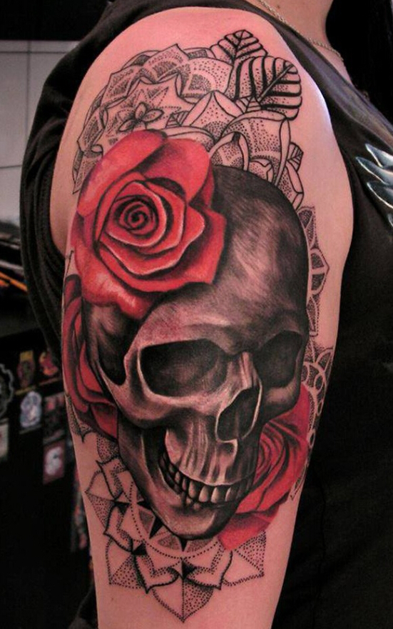 点击大图看下一张：大臂骷髅红玫瑰刺青图案