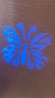 手肘上好看的荧光蝴蝶纹身图案