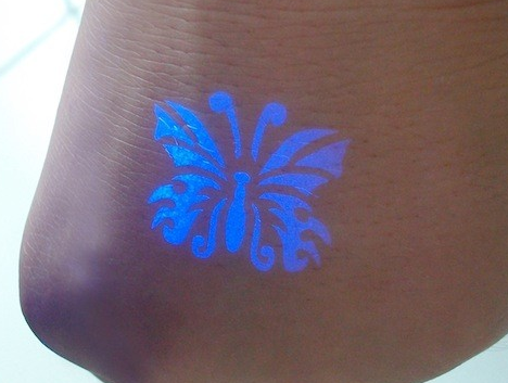 点击大图看下一张：手肘上好看的荧光蝴蝶纹身图案