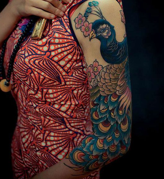点击大图看下一张：美女花臂孔雀个性纹身