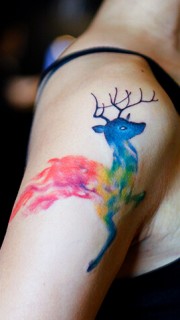 女性手臂彩色鹿纹身图案