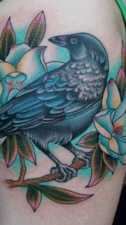 女性大腿乌鸦纹身图案