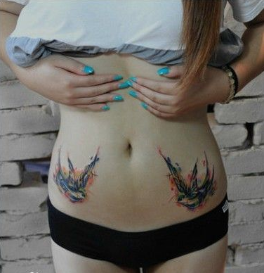 点击大图看下一张：女生腹部双飞燕纹身图案