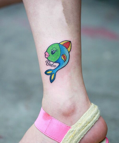点击大图看下一张：清新可爱小彩鱼脚踝纹身图案