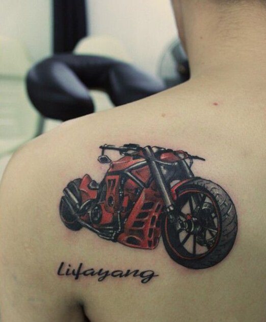 点击大图看下一张：霸气摩托车肩部纹身图案