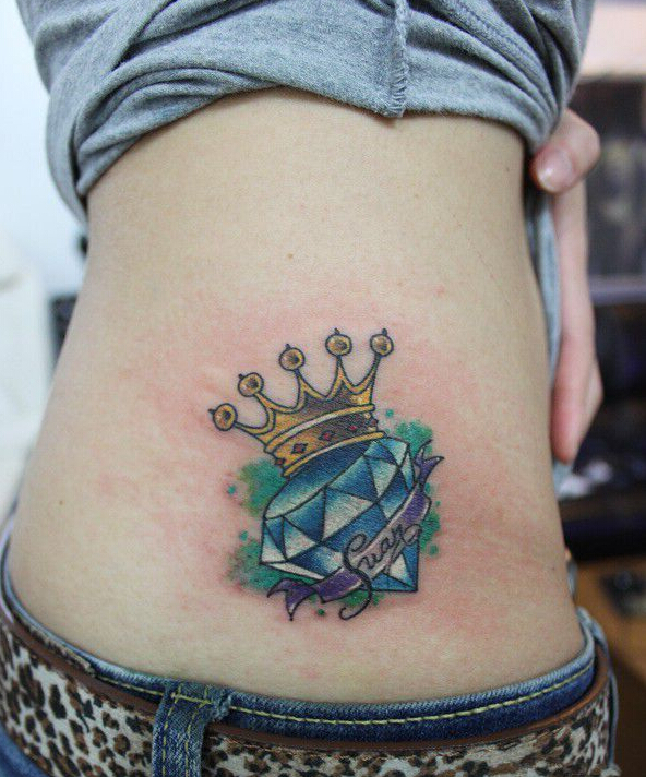 点击大图看下一张：钻石皇冠个性腰部纹身图案