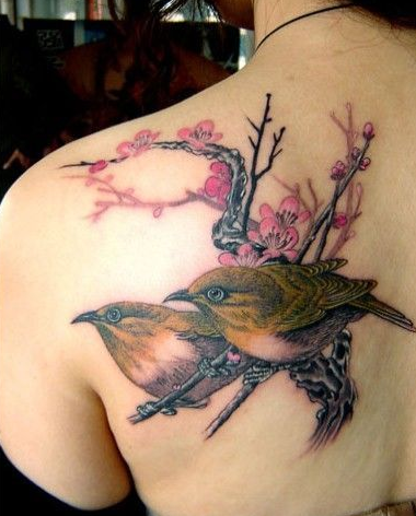 点击大图看下一张：背部黄莺与桃花图案