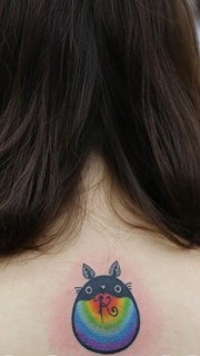女生背部可爱的龙猫不倒翁纹身