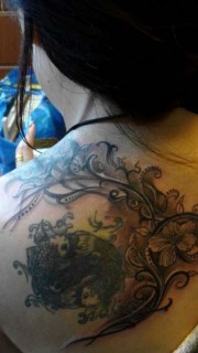 女生后肩另类蔷薇图腾纹身图案