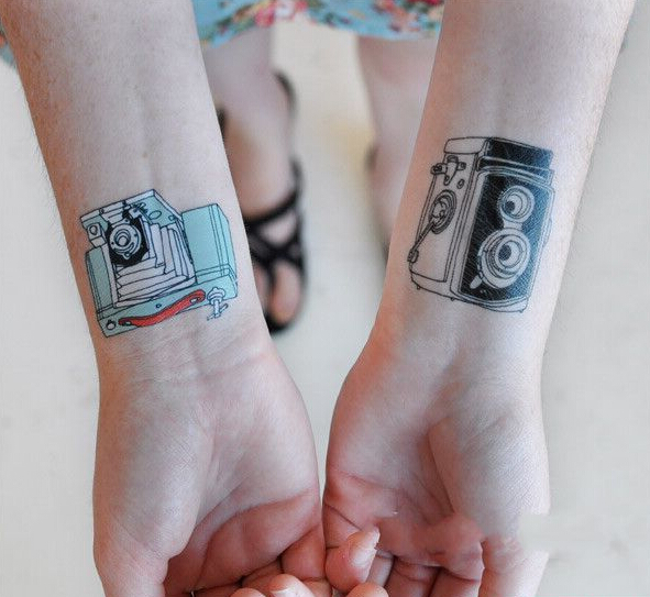 点击大图看下一张：复古相机时尚手腕纹身