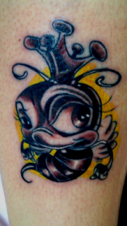 小腿可爱的蜜蜂纹身图案