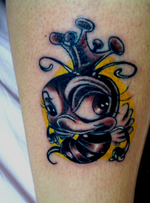 点击大图看下一张：小腿可爱的蜜蜂纹身图案