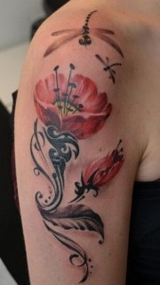 手臂漂亮的蜻蜓和花纹身