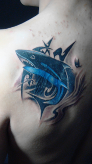 后背鲨鱼纹身图案