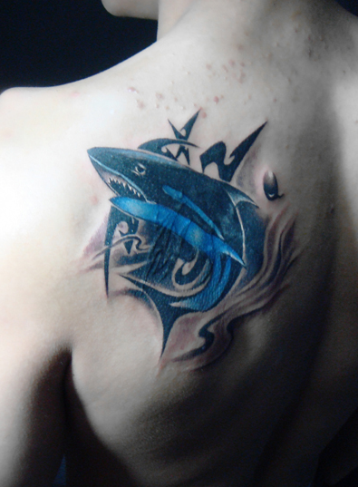 点击大图看下一张：后背鲨鱼纹身图案