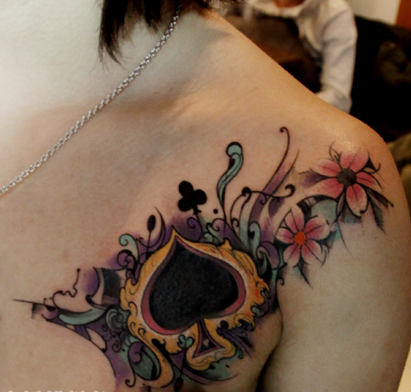 点击大图看下一张：女性胸部花卉和黑桃纹身
