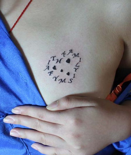 点击大图看下一张：女生胸部字母组成的心形纹身