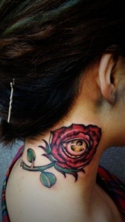 女生颈部娇艳的玫瑰纹身