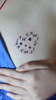女生胸部字母组成的心形纹身