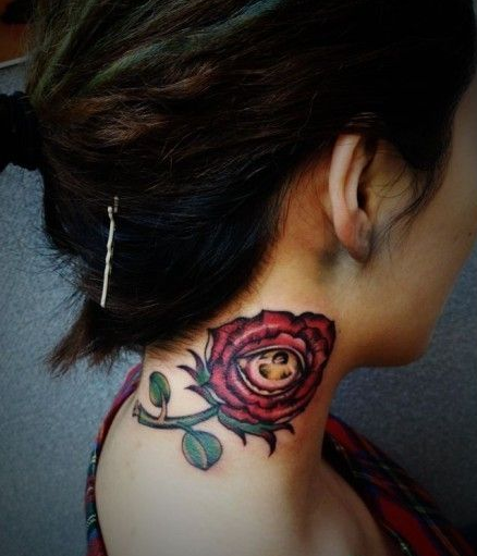 点击大图看下一张：女生颈部娇艳的玫瑰纹身