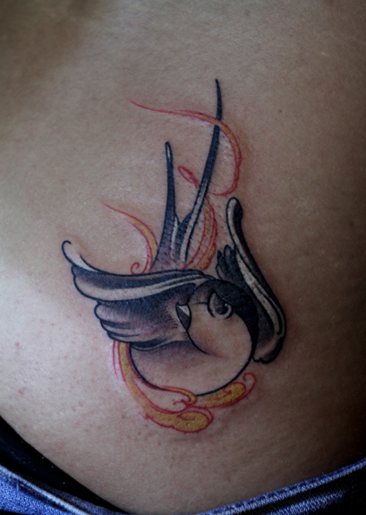 点击大图看下一张：腰部个性另类的燕子纹身