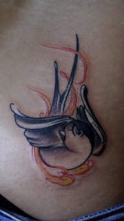 腰部个性另类的燕子纹身