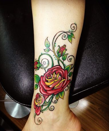 点击大图看下一张：娇艳玫瑰脚踝纹身图案