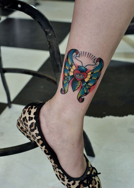 点击大图看下一张：脚踝美丽花蝴蝶刺青图案