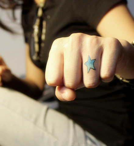 点击大图看下一张：女生手指蓝色五角星纹身图案