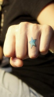 女生手指蓝色五角星纹身图案
