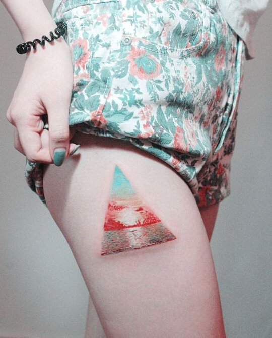 点击大图看下一张：个性云彩三角形创意大腿纹身